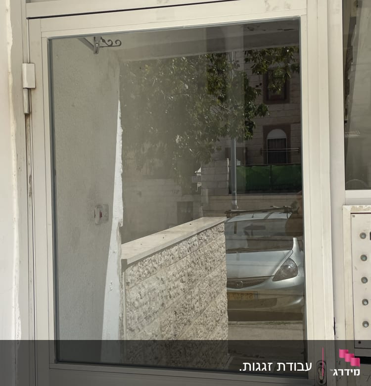 דלת זכוכית עם מסגרת מתכת ומנעול